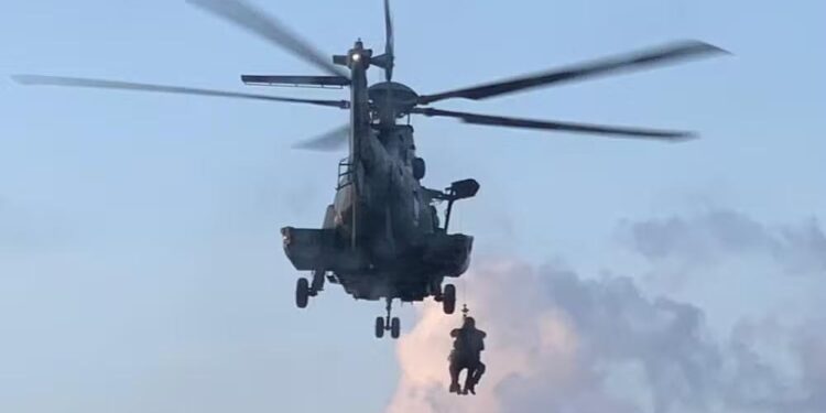 Tripulante turco é resgatado por helicóptero da Força Aérea Brasileira após acidente.