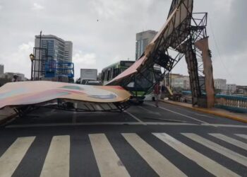 Estrutura despencou na Ponte Buarque de Macedo, no Centro do Recife.