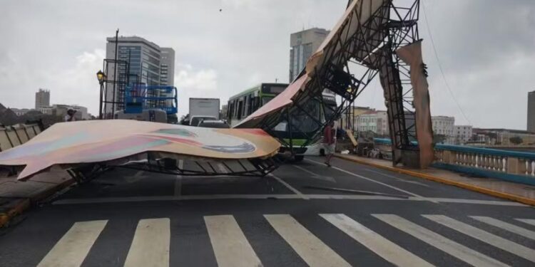 Estrutura despencou na Ponte Buarque de Macedo, no Centro do Recife.