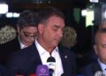 Senador Flávio Bolsonaro diz que família é alvo de perseguição política após operação da PF.