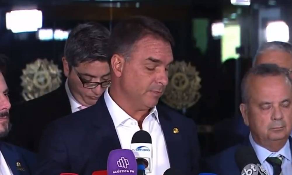 Flávio Bolsonaro esclarece sumiço de jet ski durante operação da PF