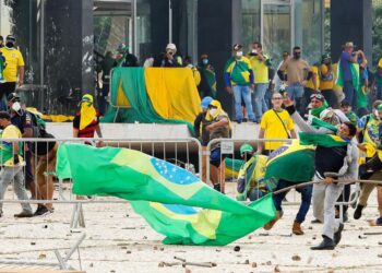 Em 8/1/22 vândalos invadiram e depredaram as sedes dos três poderes