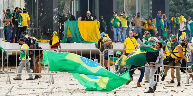 Em 8/1/22 vândalos invadiram e depredaram as sedes dos três poderes