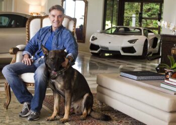 O empresário Eike Batista em sua casa. Ao fundo, a Lamborghini 'decorativa'