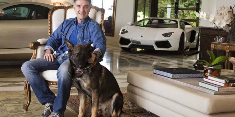 O empresário Eike Batista em sua casa. Ao fundo, a Lamborghini 'decorativa'