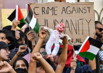Palestinos protestam contra ataque a hospital na Faixa de Gaza