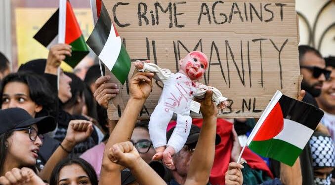 Palestinos protestam contra ataque a hospital na Faixa de Gaza