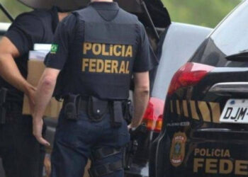Agentes da PF durante operação