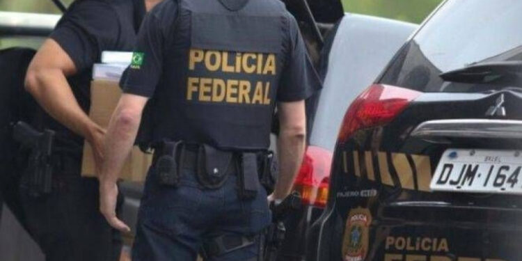 Agentes da PF durante operação