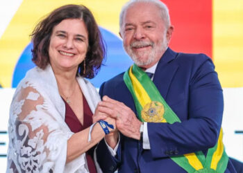 Defensores do PT apoiam ministra da Saúde em meio a críticas.