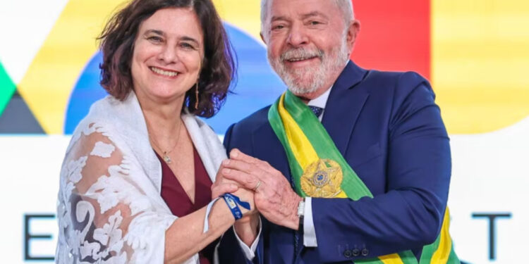 Defensores do PT apoiam ministra da Saúde em meio a críticas.