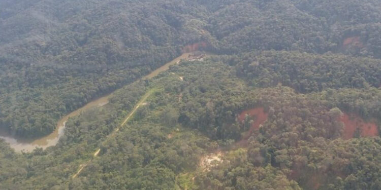 Garimpeiros abrem pistas e deslocam 'hubs aéreos' para território venezuelano.