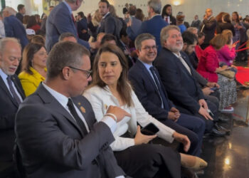 Evento em Brasília reafirma compromisso com a democracia, contando com a presença de Raquel Lyra.