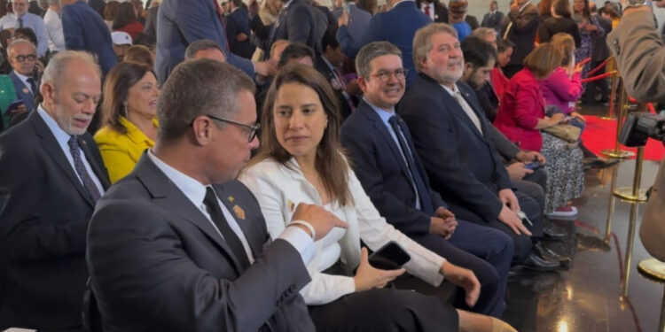 Evento em Brasília reafirma compromisso com a democracia, contando com a presença de Raquel Lyra.