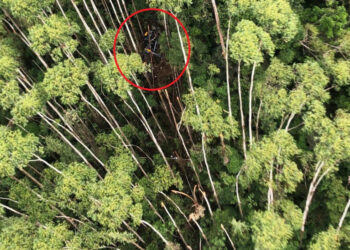 Helicóptero desaparecido com 4 pessoas é encontrado em zona de mata de Paraibuna (SP).