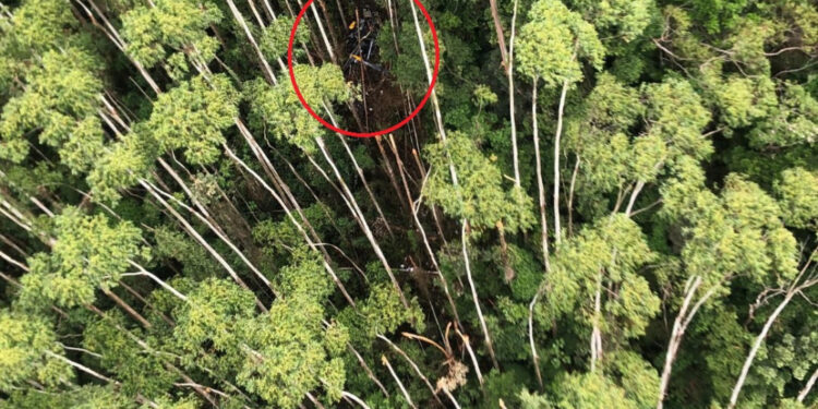 Helicóptero desaparecido com 4 pessoas é encontrado em zona de mata de Paraibuna (SP).