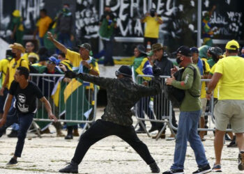 Ex-ministro Miro Teixeira descreve eventos de 8 de janeiro como 'balbúrdia' em vez de golpe.