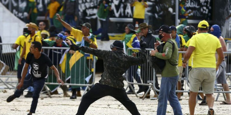Ex-ministro Miro Teixeira descreve eventos de 8 de janeiro como 'balbúrdia' em vez de golpe.