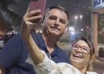 Janja "aparece" em foto com Bolsonaro e causa alvoroço nas redes.