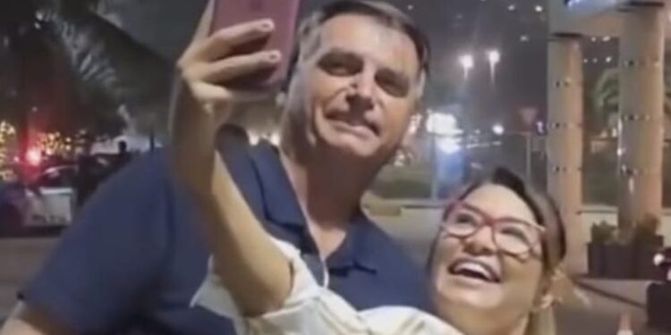 Janja "aparece" em foto com Bolsonaro e causa alvoroço nas redes.