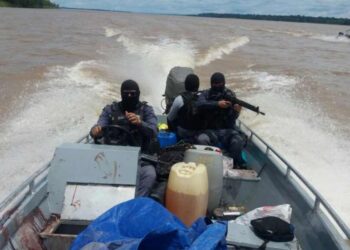 Força de Segurança durante uma operação no rio Solimões.
