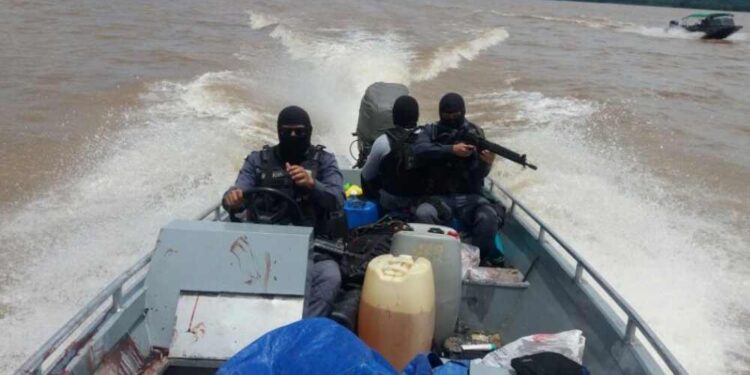Força de Segurança durante uma operação no rio Solimões.