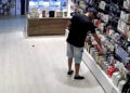 Suspeito "rouba com educação" loja de perfumes no Shopping Boa Vista, no Recife.