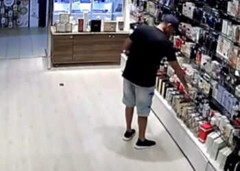 Suspeito "rouba com educação" loja de perfumes no Shopping Boa Vista, no Recife.