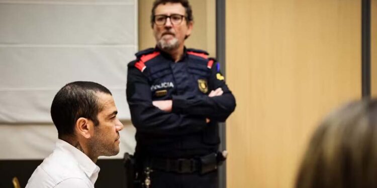 Daniel Alves no primeiro dia de julgamento por caso em que é acusado de estupro em Barcelona
