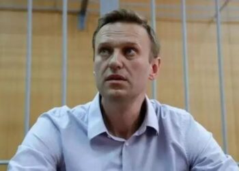 Opositor russo Alexei Navalny morre na prisão, causando comoção internacional.