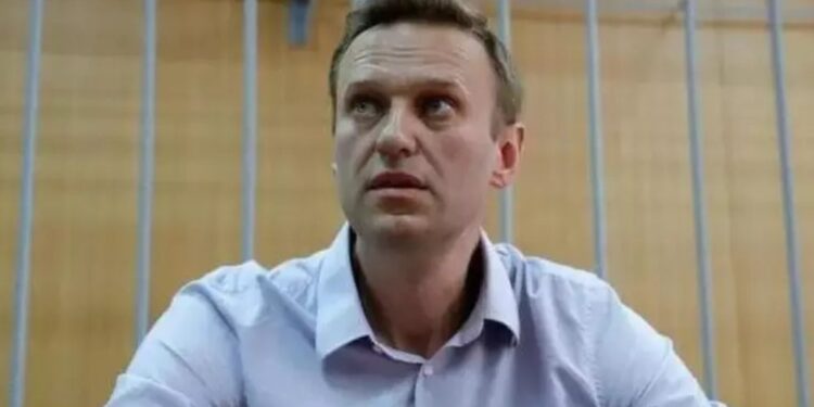 Opositor russo Alexei Navalny morre na prisão, causando comoção internacional.