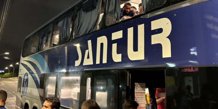 Ônibus do Fortaleza após ser apedrejado pela torcida organizada do Sport