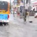 Ônibus passar por avenida alagada no Recife