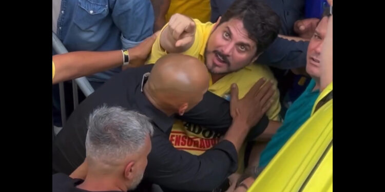 O Senador foi impedido de subir no trio “Demolidor” com os demais apoiadores