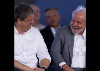 O governador de São Paulo, Tarcísio de Freitas e o presidente Lula, durante a cerimônia em Santos