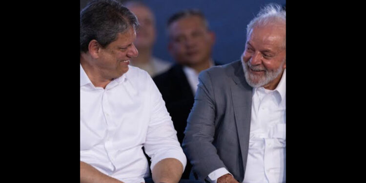 O governador de São Paulo, Tarcísio de Freitas e o presidente Lula, durante a cerimônia em Santos