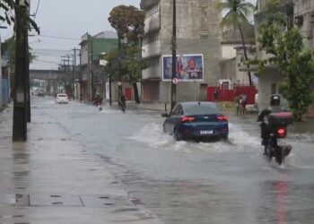 Recife enfrenta caos com fortes chuvas e alagamentos nesta sexta-feira.