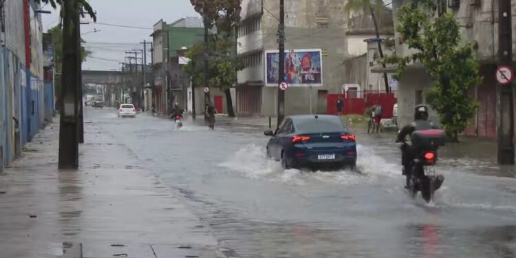 Recife enfrenta caos com fortes chuvas e alagamentos nesta sexta-feira.