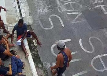 Usuários de drogas em Setúbal, zona sul do Recife, formam uma "cracolândia".