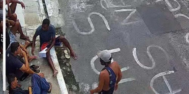 Usuários de drogas em Setúbal, zona sul do Recife, formam uma "cracolândia".