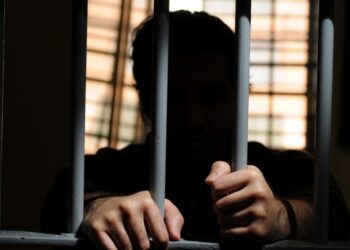 Ex-jogador Daniel Alves condenado a 4 anos e 6 meses de prisão por agressão sexual em Barcelona.