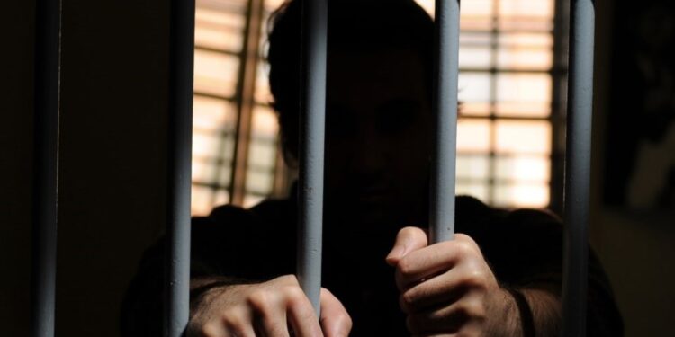 Ex-jogador Daniel Alves condenado a 4 anos e 6 meses de prisão por agressão sexual em Barcelona.