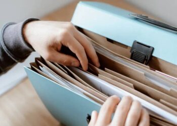 Documentos sobre operação da Abin são encontrados na residência de ex-diretor alvo de investigação da PF.