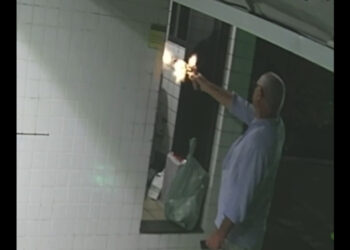 Momento em que o major efetua o primeiro disparo contra o porteiro