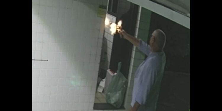 Momento em que o major efetua o primeiro disparo contra o porteiro