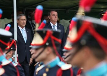 O ministro da Defesa, Braga Netto, ao lado do presidente Jair Bolsonaro, na Academia das Agulhas Negras