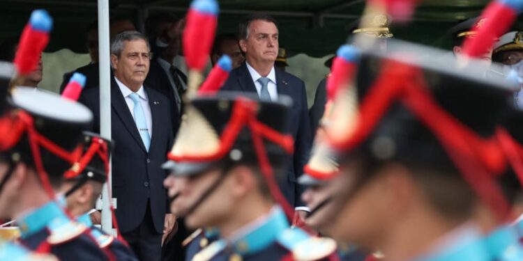 O ministro da Defesa, Braga Netto, ao lado do presidente Jair Bolsonaro, na Academia das Agulhas Negras
