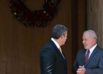 O presidente da Câmara, Arthur Lira (PP), e o presidente da República, Lula (PT), em Brasília