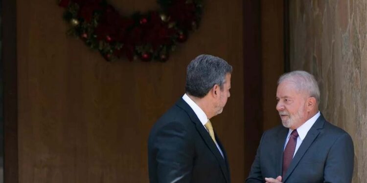 O presidente da Câmara, Arthur Lira (PP), e o presidente da República, Lula (PT), em Brasília