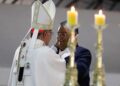 O vice-presidente Geraldo Alckmin (esq.) e o novo ministro do STF, Flávio Dino (esq.) em missa na Catedral de Brasília